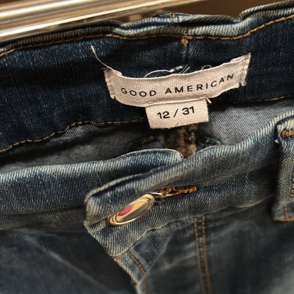 Good American Good Legs Flare Jeans - Mid Blue High-Rise Jeans with Hardware. - Picture 4 of 5